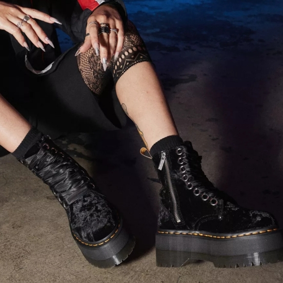 Dr. Martens Jadon Max Vegan Black Crushed Velvet Plaform Boots Ribbon Laces Sz 9 - Picture 12 of 12